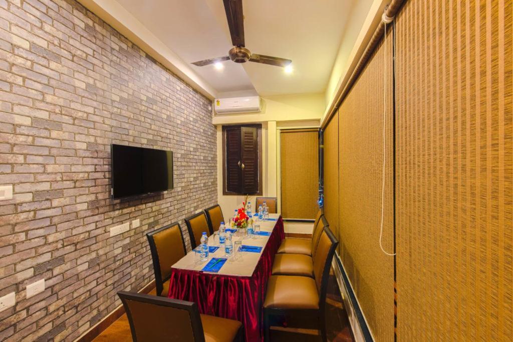 Casa Broadway-A Boutique Hotel Калькутта Экстерьер фото