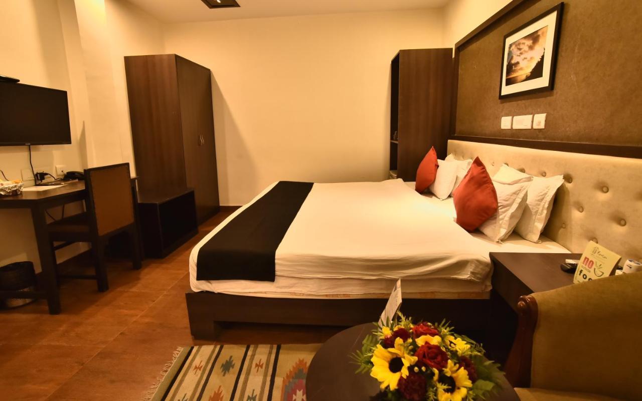 Casa Broadway-A Boutique Hotel Калькутта Экстерьер фото