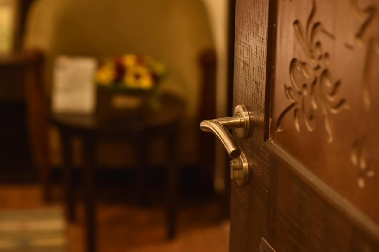 Casa Broadway-A Boutique Hotel Калькутта Экстерьер фото