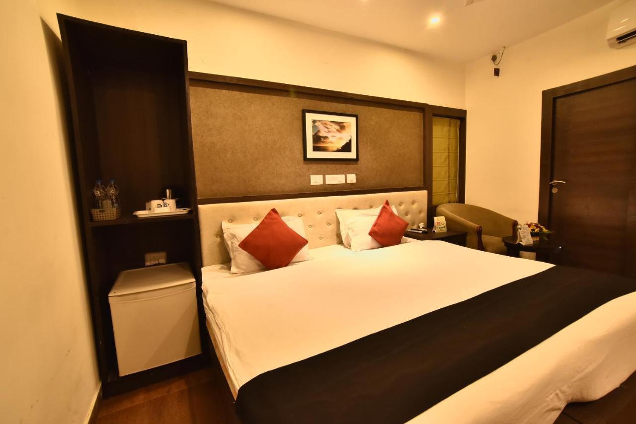 Casa Broadway-A Boutique Hotel Калькутта Экстерьер фото